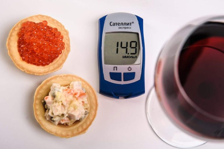 A person with Type 1 Diabetes safely enjoying the best alcoholic drink for their blood sugar management.